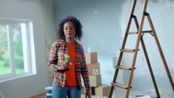 Young African American Woman Turning Electric Screwdriver Black Female Looking — Αρχείο Βίντεο
