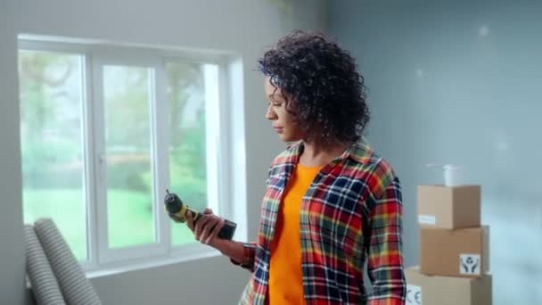 Young African American Woman Turning Electric Screwdriver Black Female Looking — Vídeos de Stock