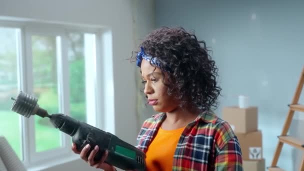Молодая Афроамериканка Включает Электрический Перфоратор Насадкой Сверления Розеток Чернокожая Женщина — стоковое видео