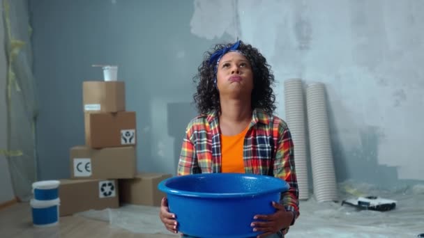 Aufgebrachte Afroamerikanerin Hält Eine Blaue Schüssel Die Wassertropfen Aus Einem — Stockvideo