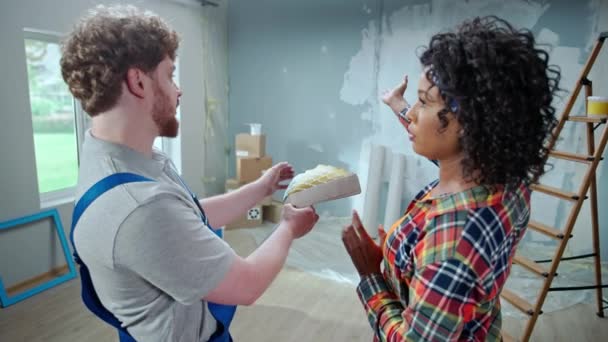 Customer African American Woman White Male Foreman Choosing Paint Color — Vídeos de Stock