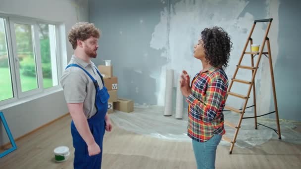 African American Woman Negotiating White Male Foreman Repair Apartment Shaking — Stockvideo