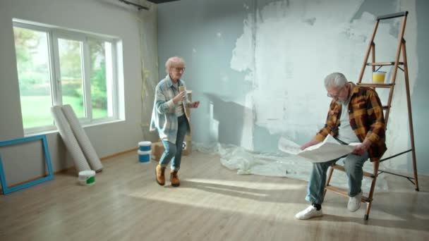 Elderly Man Woman Looking Sheet Plan Apartment Discussing Renovation Project — Vídeos de Stock