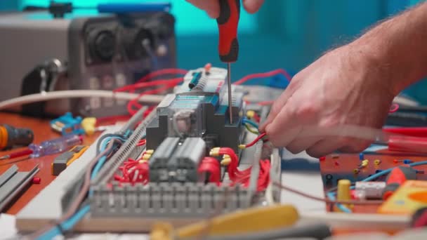 Electricista Irreconocible Atornillando Cable Rojo Con Destornillador Interruptor Eléctrico Automático — Vídeos de Stock