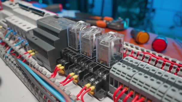 Panel Eléctrico Con Muchos Cables Rojos Azules Piezas Eléctricas Interruptores — Vídeos de Stock