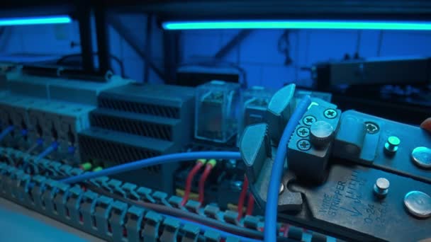 Інструмент Зачистки Синього Дроту Реле Електромагнітними Котушками Постійного Змінного Струму — стокове відео