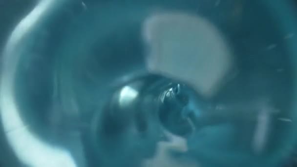 Spiralny Wir Przezroczystej Niebieskiej Wody Kolistym Ruchu Kąpiel Czystej Cieczy — Wideo stockowe