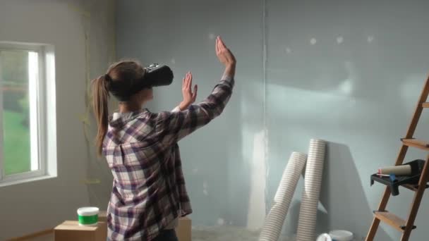 Young Woman Virtual Reality Headset Furnishes Interior Room Female Checkered — 图库视频影像