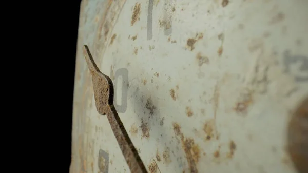 바늘에 숫자를붙인 다이얼 스튜디오 배경에 먼지가 뒤섞인 빈티지 시계의 더러운 — 스톡 사진