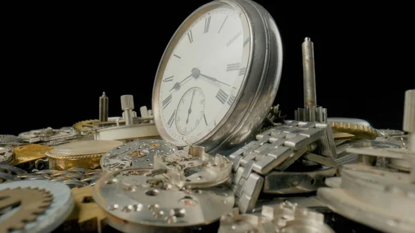 Velho Relógio Bolso Prata Uma Pilha Engrenagens Engrenagens Rodas Dentadas — Fotografia de Stock