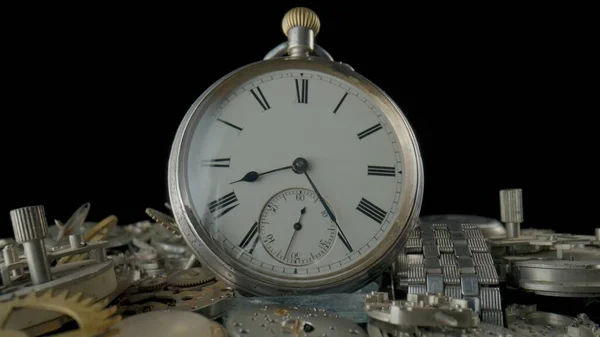 Velho Relógio Bolso Prata Uma Pilha Engrenagens Engrenagens Rodas Dentadas — Fotografia de Stock