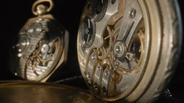 隔離されたブラックスタジオの背景に時計と2つのアンティークゴールドのポケットウォッチ 古い機械式懐中時計の中のギアを閉じます スプリング ギアと歯のホイールと時計機構 — ストック写真