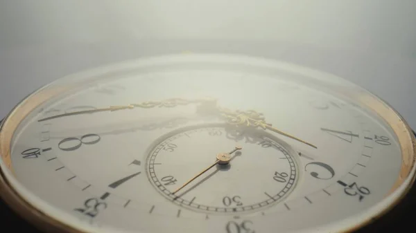 다이얼 빛으로 숫자가 시계의 빈티지 — 스톡 사진