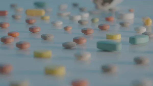 Masaya Saçılmış Çeşitli Ilaç Kapsül Tabletler Kahverengi Beyaz Mavi Sarı — Stok fotoğraf