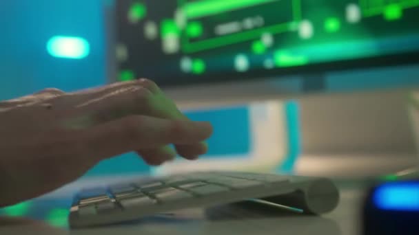 Hacker Está Escribiendo Teclado Ordenador Rompiendo Contraseña Primer Plano Los — Vídeo de stock