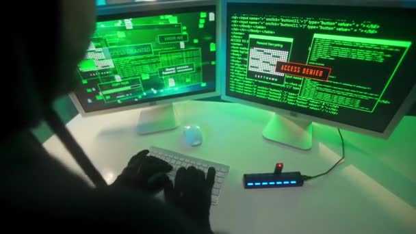 Hacker Está Digitando Teclado Computador Quebrando Uma Senha Homem Capuz — Vídeo de Stock