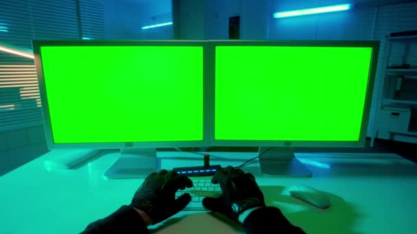 Hacker Siyah Eldivenlerle Ellerini Uzatıyor Yeşil Ekranlı Bir Bilgisayar Klavyesine — Stok video
