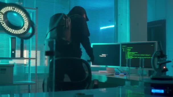 Haker Czarnej Bluzie Rękawiczkach Szpieguje Laboratorium Wpisując Klawiaturę Komputera Człowiek — Wideo stockowe