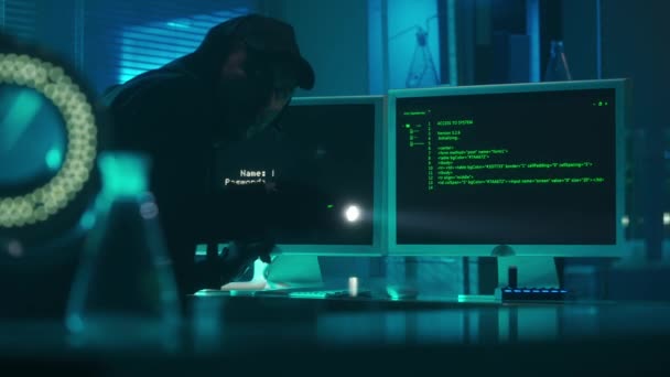 Haker Czarnej Bluzie Rękawiczkach Szpieguje Laboratorium Wpisując Klawiaturę Komputera Człowiek — Wideo stockowe
