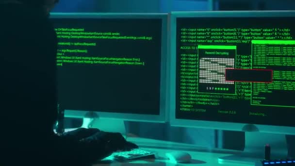 Hacker Bir Bilgisayar Klavyesine Yazıp Şifre Kırıyor Siyah Kapüşonlu Eldivenli — Stok video