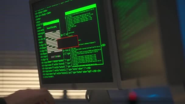 黑客在电脑键盘上打字 屏幕上出现了程序代码的绿线 警告访问被拒绝 Usb接口上有红色闪光的黑色闪存驱动器 计算机 — 图库视频影像