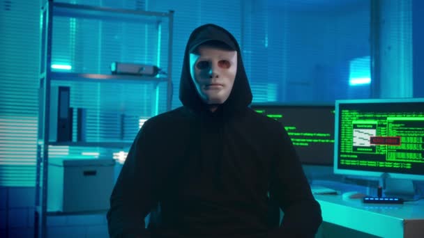 Porträt Eines Hackers Mit Weißer Maske Der Selbstbewusst Die Kamera — Stockvideo