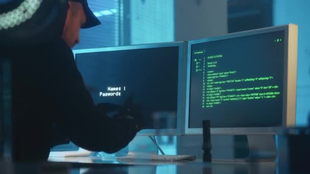 Egy Fekete Kapucnis Hacker Kesztyű Kémkedik Laborban Gépel Egy Billentyűzeten — Stock videók
