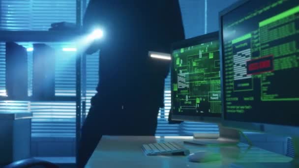 Хакер Печатает Клавиатуре Компьютера Взламывает Пароль Запускает Вирусную Атаку Человек — стоковое видео