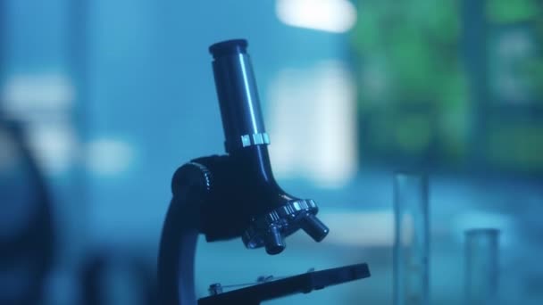 Kamera Mikroskop Boyunca Yumuşak Mavi Işıkla Karanlık Bir Laboratuvarda Hareket — Stok video