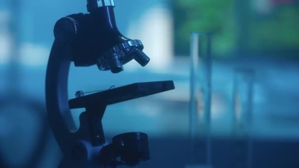 Cámara Mueve Través Del Microscopio Laboratorio Oscuro Con Luz Azul — Vídeo de stock