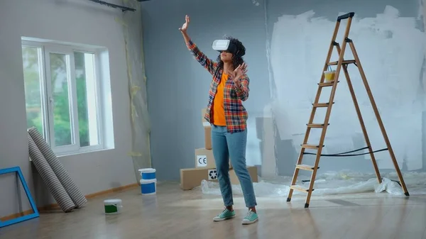 Young African American Woman Virtual Reality Headset Furnishes Interior Room — Stockfoto