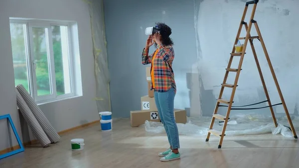 Young African American Woman Virtual Reality Headset Visualizing Interior Room — Foto Stock