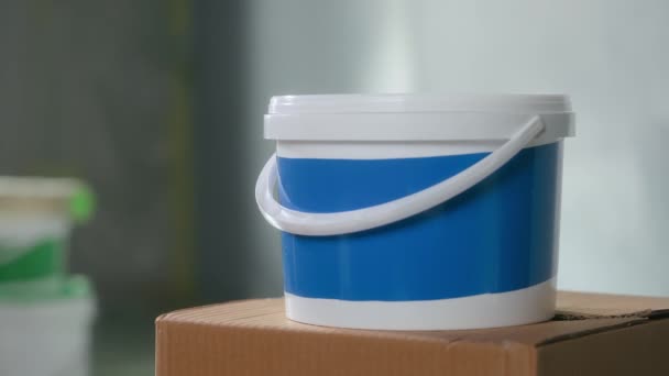 Seau Rond Plastique Avec Une Poignée Autocollant Bleu Gros Plan — Video