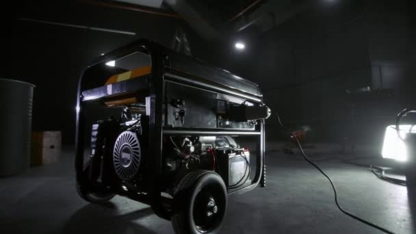 Zwarte Mobiele Benzine Generator Een Donkere Werkplaats Benzine Aangedreven Generator — Stockvideo