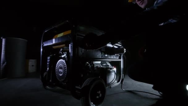 Salopete Construcție Albastră Cască Galbenă Întuneric Pornește Generator Benzină Aprinde — Videoclip de stoc