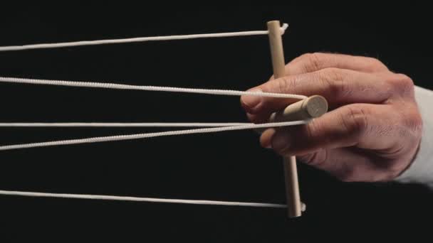 Mão Marionetistas Controla Fantoche Com Manipulador Madeira Cordas Marionetista Controla — Vídeo de Stock