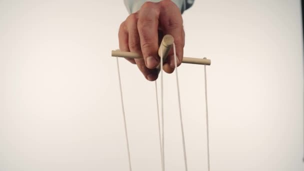Dukkeførerne Hånd Styrer Marionet Med Træ Manipulator Strenge Marionettisten Styrer – Stock-video