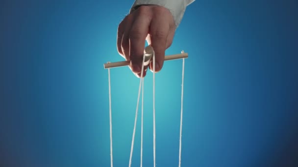 Kuklacılar Tahta Bir Manipülatör Tellerle Kuklayı Kontrol Eder Kuklacı Mavi — Stok video