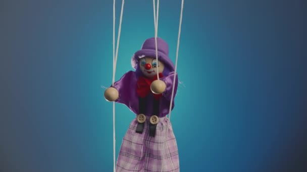 Клоун Марионетка Висит Струнах Танцует Тряпичная Кукла Фиолетовом Костюме Шляпе — стоковое видео