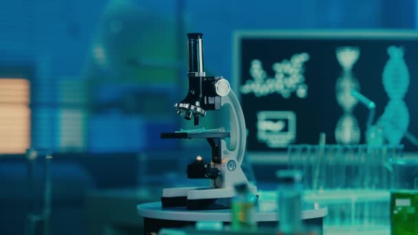 Microscopio Tubos Ensayo Vidrio Frascos Fondo Monitor Ordenador Que Representa — Vídeo de stock