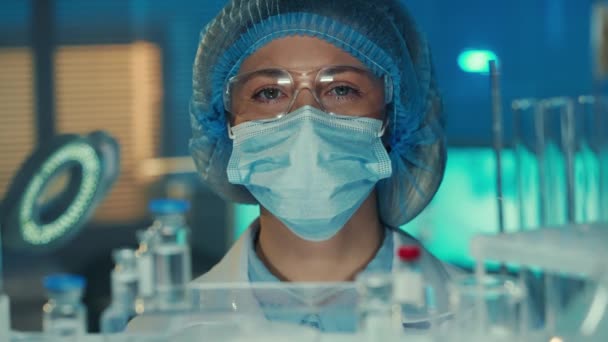 Retrato Una Doctora Mirando Directamente Cámara Investigadora Asistente Laboratorio Gafas — Vídeo de stock