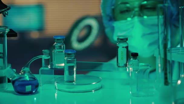 Een Vrouwelijke Arts Neemt Een Flesje Vaccin Van Een Plank — Stockvideo