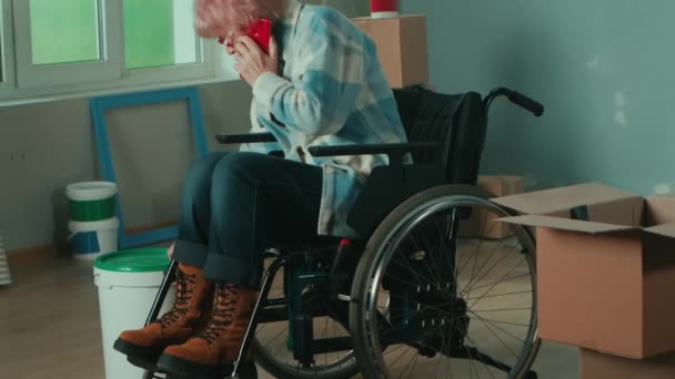 Μια Ηλικιωμένη Ανάπηρη Γυναίκα Κινείται Αναπηρικό Καροτσάκι Και Μιλάει Ένα — Αρχείο Βίντεο