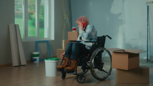 Μια Ηλικιωμένη Ανάπηρη Γυναίκα Κινείται Αναπηρικό Καροτσάκι Και Μιλάει Ένα — Αρχείο Βίντεο