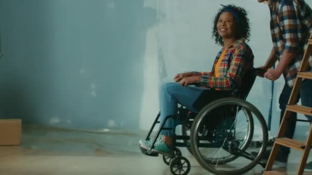 Білий Чоловік Везе Афро Американку Кімнати Інвалідному Візку Молода Пара — стокове відео