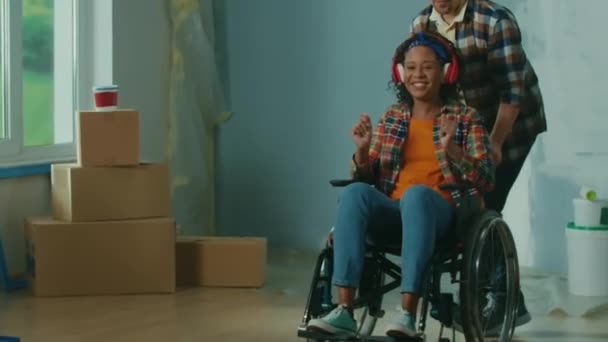 Ένας Λευκός Άντρας Σέρνει Μια Αφρο Αμερικανίδα Αναπηρική Καρέκλα Στο — Αρχείο Βίντεο