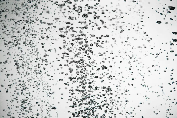 Spousta Lesklých Tmavých Vzduchových Bublin Různých Velikostí Pod Vodou Bílém — Stock fotografie