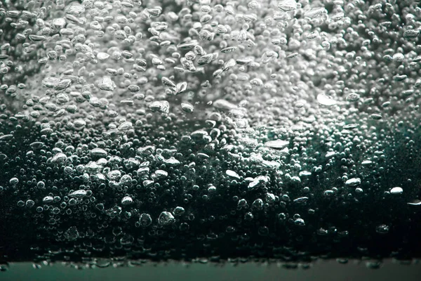 Birçok Parlak Hava Kabarcığı Gri Paralon Kompresör Tüpünden Suyun Altından — Stok fotoğraf