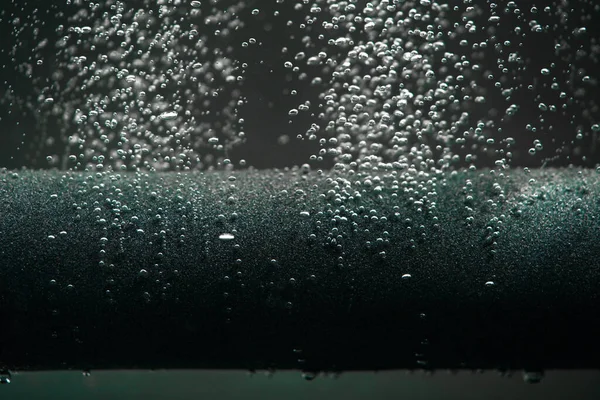 Små Blanka Luftbubblor Som Läcker Från Gråa Paralonkompressorrör Eller Filter — Stockfoto