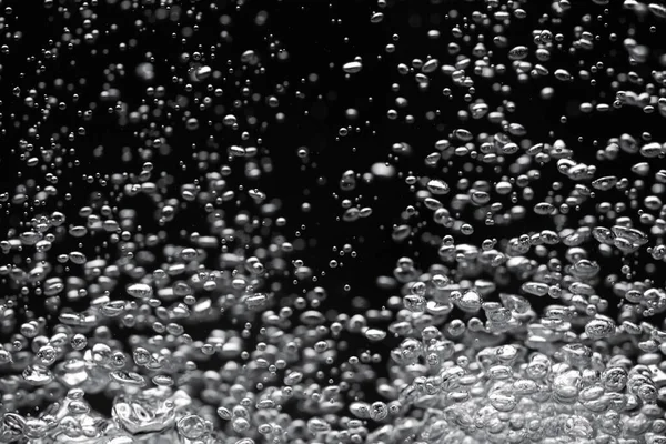 Spousta Lesklých Vzduchových Bublin Různých Velikostí Pod Vodou Černém Izolovaném — Stock fotografie